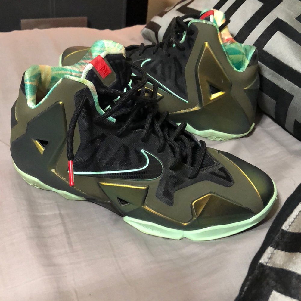 Nike Zoom Lebron James 11 Xi (kings pride)size 7Y